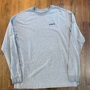 Patagonia Men's Long-Sleeved P-6 Logo Responsibili-Tee in Gravel Heather